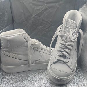 Nike Women's Light Gray High-Top Sneakers